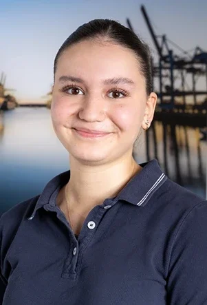 Auszubildende Azra Demir